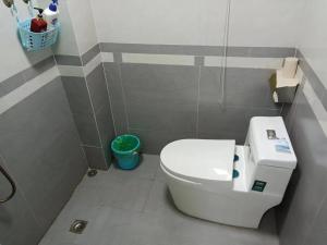 Un baño pequeño con inodoro y lavabo. en Yijia Xiaozhu, en Hanqiyu