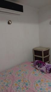 ein Schlafzimmer mit einem Bett mit einer rosa Decke und einem TV in der Unterkunft Cabaña Villa Gabi in San Antero + 16 Fotos