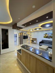 a kitchen with a large island in a room at Appartements équipés luxe in Mansoûra