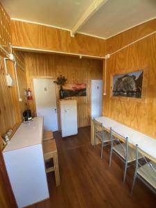 a kitchen with a table and chairs in a room at Los Álamos in Puerto Tranquilo