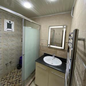 a bathroom with a sink and a shower at Appartements équipés luxe in Mansoûra