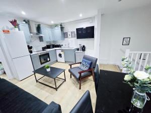 une cuisine et un salon avec une table et des chaises dans l'établissement GDY2 - The Green Dragon Apartment, à Londres