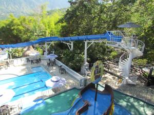 - Piscina con tobogán de agua y parque acuático en Hotel Aguatur, en Cocorná