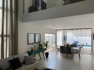 Χώρος καθιστικού στο Linda casa próximo ao Busca Vida