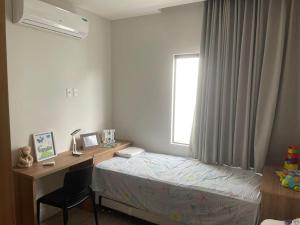 Ένα ή περισσότερα κρεβάτια σε δωμάτιο στο Linda casa próximo ao Busca Vida +7 φωτογραφίες