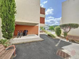 Fotografia z galérie ubytovania Appartement F2 climatisé avec terrasse, parking privé, à 700m des Thermes de Lamalou-les-Bains - FR-1-451-168 v destinácii Lamalou-les-Bains