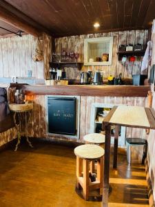 Dapur atau dapur kecil di Tiny House Guabiroba - ofurô de água termal - Trilha do Mato