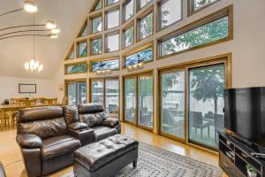 Galeri foto 24 Mi to Skiing Lakefront West McDonald A-Frame di Dent