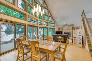 Galeri foto 24 Mi to Skiing Lakefront West McDonald A-Frame di Dent