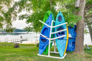 Galeri foto 24 Mi to Skiing Lakefront West McDonald A-Frame di Dent
