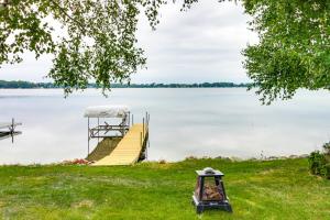 Galeri foto 24 Mi to Skiing Lakefront West McDonald A-Frame di Dent