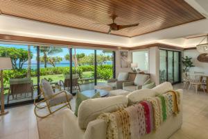 Puunoa Beach Estates 103 في Puunoa: غرفة معيشة مع مروحة سقف وأريكة +57 صورة