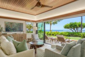 Puunoa Beach Estates 103 في Puunoa: غرفة معيشة مفتوحة مطلة على المحيط