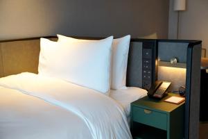 Voodi või voodid majutusasutuse New World Guangzhou Hotel toas
