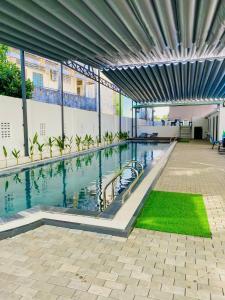 a large swimming pool in a large building at Apple Hotel in Can Tho