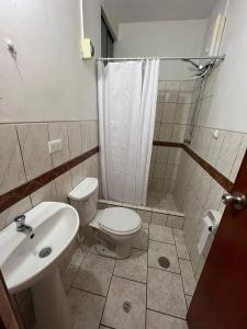 Bilik mandi di Departamento Confort y Seguridad en Exclusiva Zona de Piura, Frente a Parque y Cerca de Todo +11 gambar