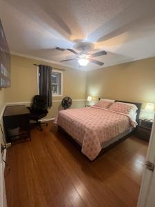 Un dormitorio con una cama y un ventilador de techo. en 4-bedroom Duplex with AC and WiFi in Dalton GA, en Dalton