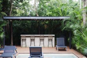 トゥルムにある2BR Condo Plunge Pool in Tulumの椅子とテーブル、そして椅子とテーブル