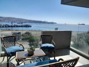 d'un balcon avec des chaises et une table offrant une vue sur l'océan. dans l'établissement HOM I Espectacular depto 2D2B para 4PAX frente al Mar 0302, à Valparaíso