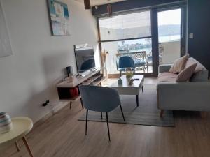 un salon avec un canapé et une table dans l'établissement HOM I Espectacular depto 2D2B para 4PAX frente al Mar 0302, à Valparaíso