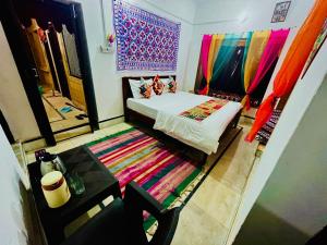 Una cama o camas en una habitación de Hotel Shahiraj Jaisalmer