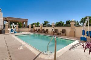 Swimmingpoolen hos eller tæt på Comfort Suites La Porte - Baytown