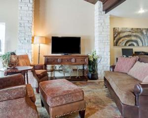 Μια τηλεόραση ή/και κέντρο ψυχαγωγίας στο Rodeway Inn