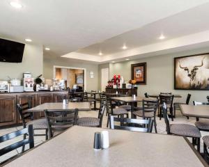 a restaurant with tables and chairs and a bar at Rodeway Inn in Junction