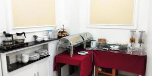 Kuchyň nebo kuchyňský kout v ubytování Hanoi Discovery II Hotel