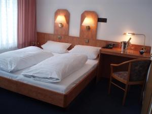 Ліжко або ліжка в номері Steens Hotel