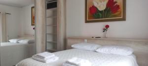 Una cama o camas en una habitación de Quarto ideal p um bom descanso 7 fotos más