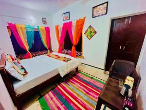 Una cama o camas en una habitación de Hotel Shahiraj Jaisalmer