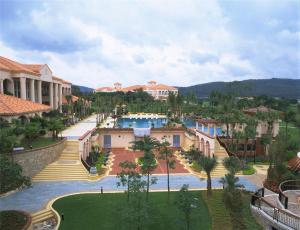 Bazén v ubytování Hillview Golf Resort Dongguan nebo v jeho okolí