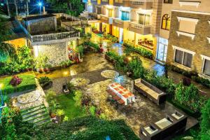 una vista aérea de un patio de un edificio en Da Yatra Courtyard Hotel & Resort, en Pokhara