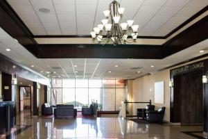 un hall d'entrée avec des chaises et un lustre dans un bâtiment dans l'établissement Best Western Plus Lake Front Hotel, à Moses Lake 165 autres photos