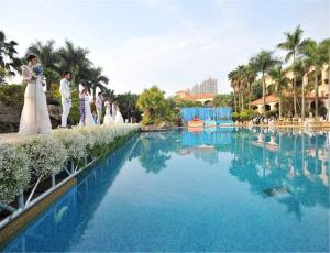 Bazén v ubytování Hillview Golf Resort Dongguan nebo v jeho okolí