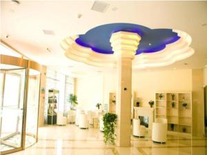 eine Lobby mit einer großen blau-weißen Decke in der Unterkunft GreenTree Inn Xiangshan Transportation Center Bai Hua Road in Xiangshan