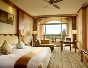 Postel nebo postele na pokoji v ubytování Hillview Golf Resort Dongguan