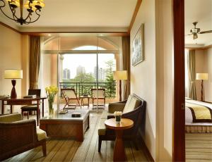 Postel nebo postele na pokoji v ubytování Hillview Golf Resort Dongguan