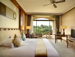 Postel nebo postele na pokoji v ubytování Hillview Golf Resort Dongguan