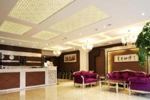 un hall avec des canapés violets et une table dans l'établissement Jinjiang Inn Style Wuxi Gonghu Avenue The Mixc, à Wuxi