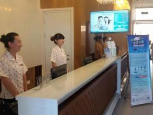dwie kobiety stojące przy ladzie w sklepie w obiekcie Jinjiang Inn Tianjin Jizhou Renmin West Street Branch w mieście Jixian