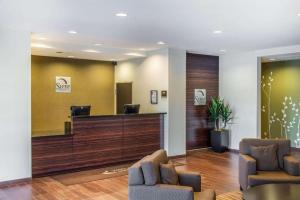 een lobby met een receptie en 2 stoelen bij Sleep Inn & Suites Marshall - University Area in Marshall