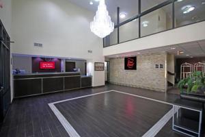 eine Lobby mit einem Basketballplatz und einem Kronleuchter in der Unterkunft Red Roof Inn Gaffney in Gaffney