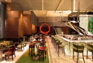 Um restaurante ou outro lugar para comer em The Landmark Mandarin Oriental Hong Kong