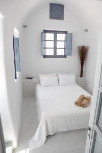 Ένα ή περισσότερα κρεβάτια σε δωμάτιο στο Santoniro Villa
