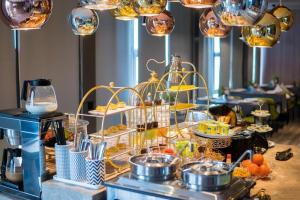 東莞市にあるibis Styles Dongguan Chang-an Wanda Plaza Hotelのテーブルの上にたくさんの料理が並んだビュッフェ