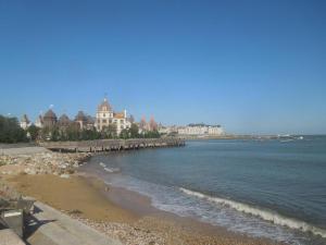 una vista di una spiaggia con edifici sullo sfondo di Zmax Hotel·Yantai Shimao Binhai Plaza a Yantai