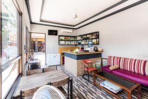 PampangにあるHotel O Wisma Pelita Masの紫色のソファとテーブルのあるリビングルーム +35枚の写真