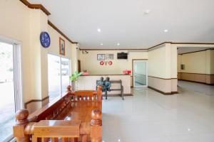 a living room with a couch and a table at OYO 75334 Train Hotel in Ban Don Rak